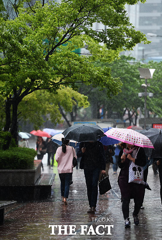 ±â»óûÀº 15ÀÏ ¼¿ï¡¤°æ±â Áö¿ªºÎÅÍ ºñ°¡ ³»·Á ¿ÀÈÄ¿¡´Â Àü±¹ÀûÀ¸·Î È®´ëµÉ °ÍÀ¸·Î ¿¹»óÇß´Ù. /´õÆÑÆ®DB