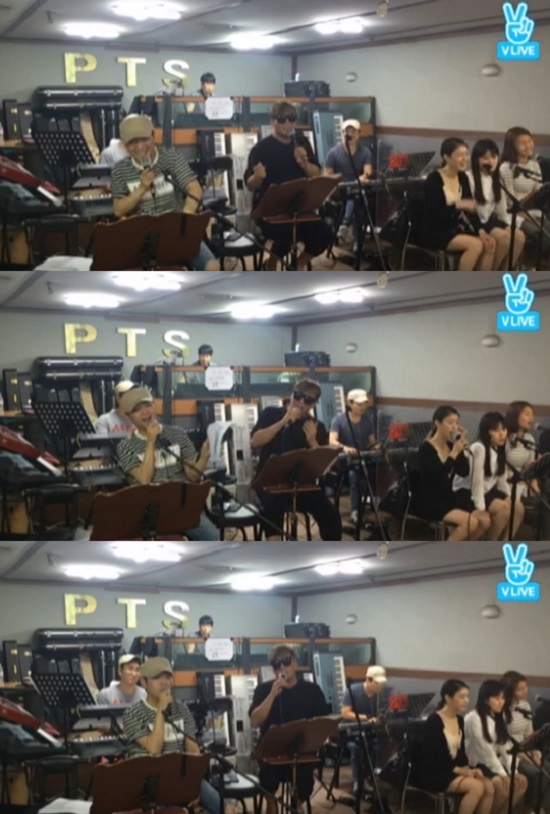 V¾Û¼ ¿Ã¢ÇÏ´Â ¹ÙÀ̺ê. ¹ÙÀ̺갡 V¾Û¿¡¼ ÆÒµé¿¡°Ô ¶óÀÌºê ¹«´ë¸¦ º¸¿©ÁÖ°í ÀÖ´Ù. /³×À̹ö V¾Û, ´õ¹ÙÀ̺꿣ÅÍÅ×ÀÎ¸ÕÆ® Á¦°ø