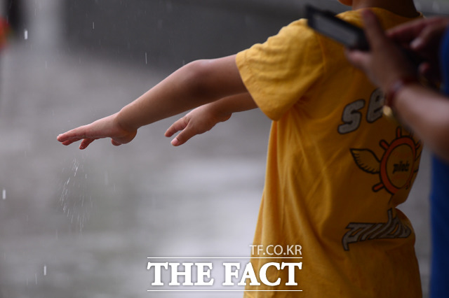 ±â»óûÀº ¿À´Ã(16ÀÏ) ³¯¾¾¿¡ ´ëÇØ ¿ÀÀü Àü±¹ÀÌ È帱 °ÍÀ¸·Î ¿¹»óµÇÁö¸¸ ¿ÀÈĺÎÅÍ´Â Àü±¹ÀÌ Áß±¹ »óÇØºÎ±Ù¿¡ À§Ä¡ÇÑ °í±â¾ÐÀÇ °¡ÀåÀÚ¸®¿¡ µé¸ç ºñ°¡ ±×Ä¥ °ÍÀ̶ó°í Àü¸ÁÇß´Ù. /´õÆÑÆ®DB