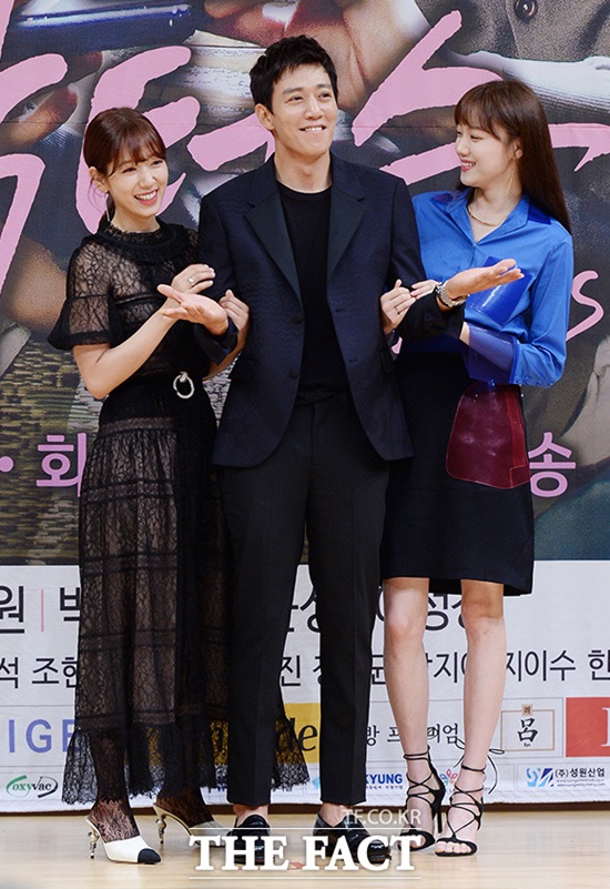 '´ÚÅͽº' ±è·¡¿ø ȸÃá. ¹è¿ì ±è·¡¿ø(°¡¿îµ¥)ÀÌ 20´ë ¹è¿ìµé°ú '¶Ç·¡'¶ó°í ¼³Á¤ÇÏ¸ç ³ó´ãÀ» °Ç³× ¿ôÀ½À» ÀھƳ´Ù. /ÀÌ´öÀÎ ±âÀÚ