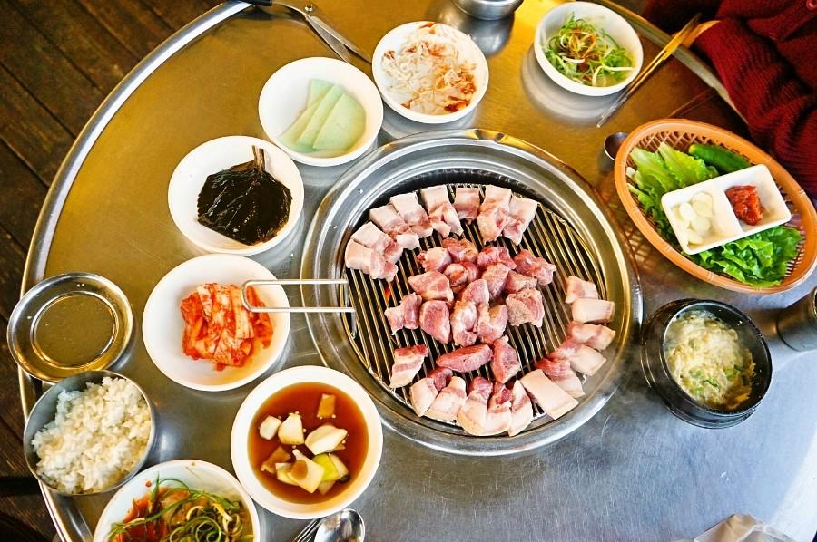 제주도 여행 맛집 : 흑돼지가 맛있는 뚱삼춘 연탄구이