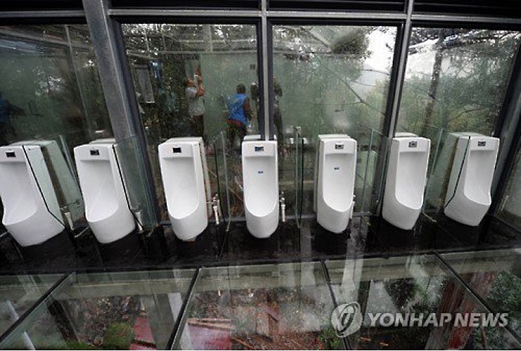 대륙에 등장한 유리화장실;;