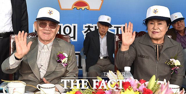 ÀüµÎȯ ºÎÀÎ À̼øÀÚ 5¡¤18 ¾ð±Þ. ÀüµÎȯ Àü ´ëÅë·ÉÀÇ ºÎÀÎ À̼øÀÚ ¿©»ç°¡ ȸ°í·Ï¿¡¼ 5¡¤18 ±¤ÁÖ¹ÎÁÖÈÇ×ÀïÀ» ¾ð±ÞÇϸç \