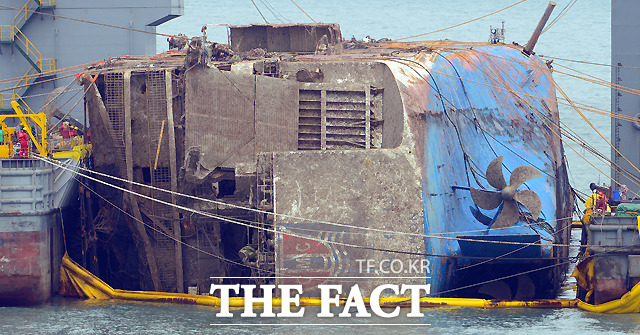 ¼ö¸é À§ 13m À§±îÁö ºÎ»óÇÑ ¼¼¿ùÈ£°¡ ¸ñÆ÷ ½ÅÇ׸¸ À̵¿À» À§ÇÑ ¹ÝÀá¼ö¼±À¸·Î 24ÀÏ ¿ÀÈÄ 2½Ã²² À̵¿À» ½ÃÀÛÇß´Ù. ¼¼¿ùÈ£¿¡¼ ¹ÝÀá¼ö¼±±îÁöÀÇ °Å¸®´Â ¾à 3kmÀÌ´Ù. ¼ö¸é À§ ¸ñǥġ 13£í¿¡ µµ´ÞÇÑ ¼¼¿ùÈ£°¡ óÂüÇÑ ¸ð½ÀÀ» µå·¯³»°í ÀÖ´Ù. /»çÁø°øµ¿ÃëÀç´Ü