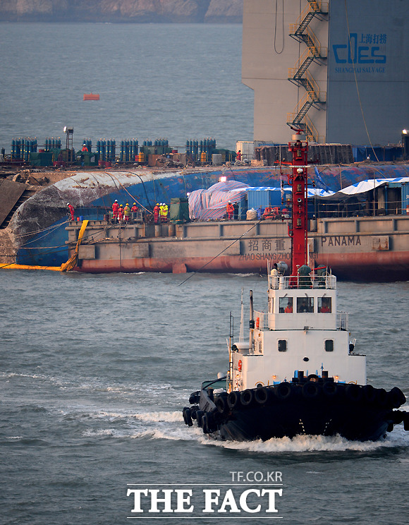 »óÇÏÀÌ»øºñÁö ¼±¿øµéÀÌ 23ÀÏ ¿ÀÈÄ ¼¼¿ùÈ£ ħ¸ô ÇØ¿ªÀÎ Àü³² Áøµµ µ¿°ÅÂ÷µµ ¾Õ¹Ù´Ù¿¡¼ ¾ß°£ ÀξçÀÛ¾÷À» ÁغñÇϰí ÀÖ´Ù. /»çÁø°øµ¿ÃëÀç´Ü