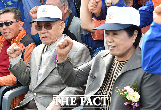 ÀüµÎȯ Àü ´ëÅë·É°ú À̼øÀÚ ¿©»ç°¡ ȸ°í·ÏÀ» ÀÕ´Þ¾Æ Ãâ°£ÇÑ´Ù. À̼øÀÚ ¿©»ç´Â 24ÀÏ ¡®´ç½ÅÀº ¿Ü·ÓÁö ¾Ê´Ù¡¯´Â Á¦¸ñÀÇ ÀÚ¼ÀüÀ» ³»³õ¾Ò´Ù. /´õÆÑÆ®DB