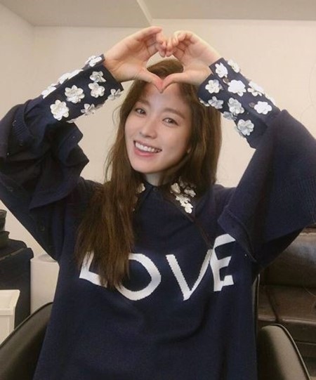 ��� ��ȿ�ְ� ����ó�� ȭ���� �̼ҿ� �Բ� ����Ʈ�� �ҵ鿡�� ��Ȳ�� ���ߴ�. /BH�������θ�Ʈ �ν�Ÿ�׷�