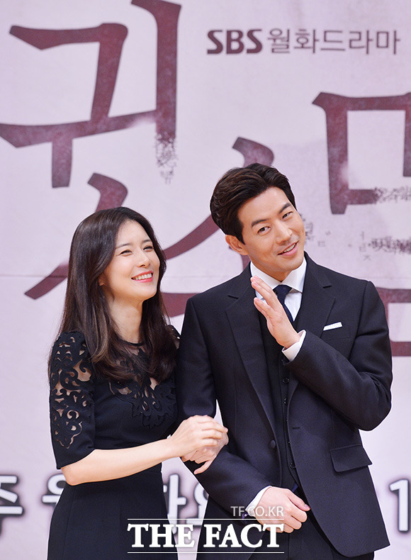 ¹è¿ì À̺¸¿µ(¿ÞÂÊ)°ú ÀÌ»óÀ±ÀÌ ³ª¼± SBS »õ ¿ùȵå¶ó¸¶ '±Ó¼Ó¸»'ÀÌ ÂªÀº ¿¹°í ¿µ»ó¸¸À¸·Î ¸ôÀÔ°¨À» ¼±»çÇß´Ù. /ÀÌ´öÀÎ ±âÀÚ