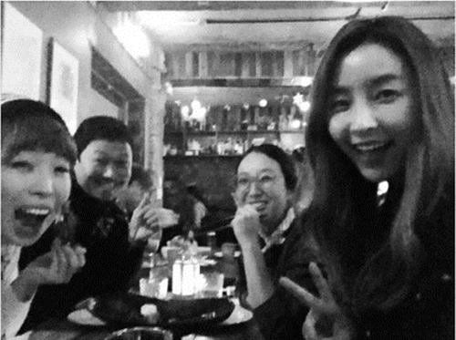 ¹è¿ì Á¤À¯¹Ì(¸Ç ¿À¸¥ÂÊ)°¡ 2¿ù µþÀ» Ãâ»êÇÑ °¡¼ö Á¤ÀÎ(¿ÞÂÊ µÎ ¹øÂ°)ÀÇ ±ÙȲÀ» ÀüÇß´Ù. /Á¤À¯¹Ì SNS(¿ÞÂʺÎÅÍ ¿À³ª¹Ì, ±è¹ÝÀå, Á¤ÀÎ, Á¤À¯¹Ì ¼ø)