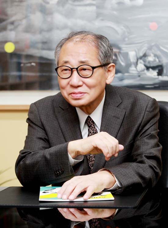 '¹ãÀÌ ¼±»ýÀÌ´Ù' '¾ó±¼¾ø´Â Èñ¸Á' µîÀ» Æì³½ ȲÇö»ê ¹®ÇÐÆò·Õ°¡°¡ ´ã³¶¾ÏÀ¸·Î 8ÀÏ ¼¼»óÀ» ¶°³µ´Ù. /Çѱ¹¹®È¿¹¼úÀ§¿øÈ¸ Á¦°ø