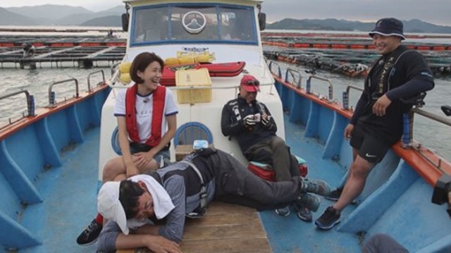 À̰æ±Ô(¸Ç ¾Æ·¡)°¡ Àåµµ¿¬(¸Ç ¿ÞÂÊ)ÀÇ °Åħ¾ø´Â ÀÔ´ã¿¡ Æ÷º¹ÀýµµÇϰí ÀÖ´Ù. /ä³ÎA Á¦°ø