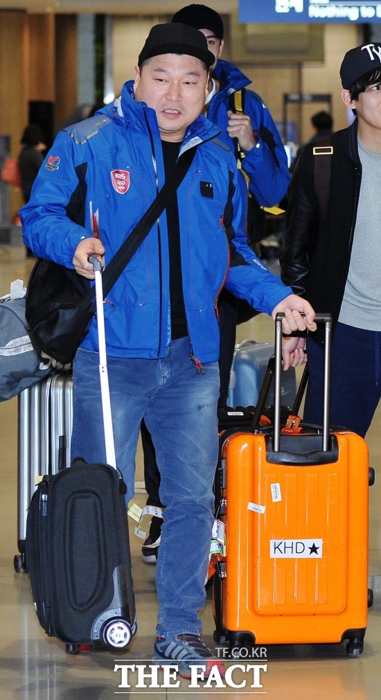 tvN '½Å¼À¯±â5' ÃÔ¿µÀ¸·Î ÇØ¿Ü¿¡ ¸Ó¹°°í ÀÖ¾ú´ø °³±×¸Ç °È£µ¿Àº 10ÀÏ ºÎÄ£ ºñº¸¸¦ Á¢ÇÏ°í ±ÞÈ÷ ±Í±¹ÇØ ºó¼Ò¸¦ Áö۰í ÀÖ´Ù. /´õÆÑÆ® DB