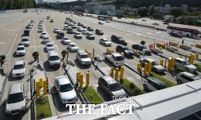 Æò³â ±â¿ÂÀ» ȸº¹ÇØ ´Ù¼Ò µû¶æÇÑ 3ÀÏ Àü±¹ °í¼Óµµ·Î´Â ³ªµéÀ̸¦ ³ª¿Â Â÷·®À¸·Î °÷°÷¿¡¼ Á¤Ã¼°¡ ºú¾îÁ³´Ù. /´õÆÑÆ® DB