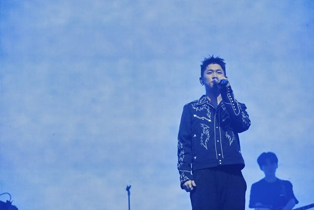 �̾�۶����� ũ������ 3�� ���� ���ı� �ø��ȷ� �ø��Ȱ��� �ø���Ȧ���� �ܵ� �ܼ�Ʈ '2018 ũ���� �� �� ���� �����ν�Ʈ'�� �����ߴ�. /�Ƹ޹����� ����