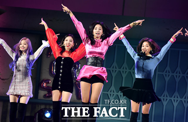 �ɱ׷� Ʈ���̽��� 5�� ���� ���� ������ ȭ� KBS�Ʒ���Ȧ���� ���� 6��° �̴Ͼٹ� 'YES or YES' �����̽��� ������ ȭ���� ���븦 ��ġ�� �ִ�. �̹� �̴Ͼٹ� 'YES or YES'�� ������ Ÿ��Ʋ�� 'YES or YES'�� ������ SAY YOU LOVE ME�� LALALA, YOUNG & WILD, SUNSET, AFTER MON�� �� 7Ʈ���� ���ϵƴ�./�Ӽ��� ����