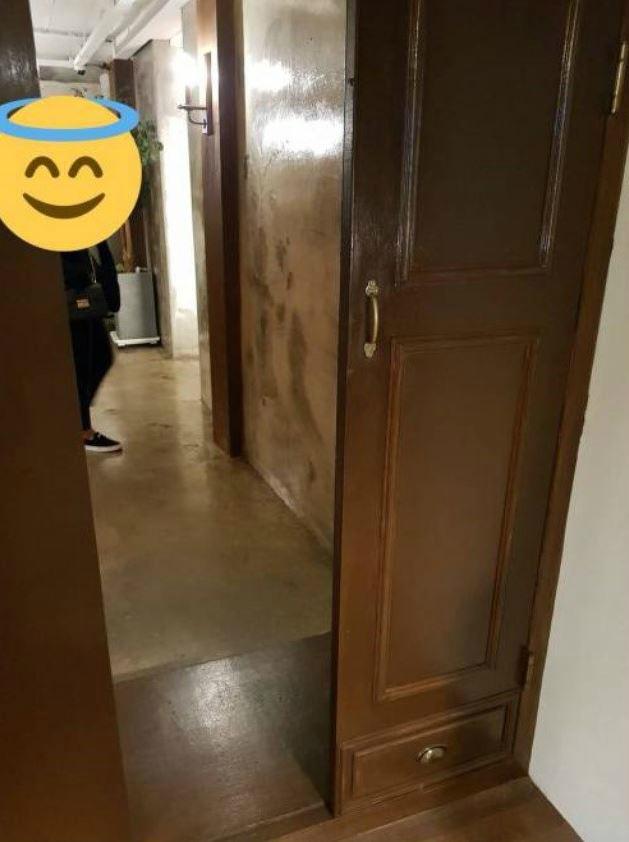 입구가 옷장인 카페