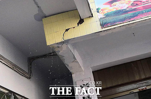 중국 쓰촨성(四川) 이빈 싱원현에서 16일 규모 5.7의 지진이 발생했다. 사진은 싱원현의 건물이 지진으로 훼손된 모습. /이빈=신화.뉴시스