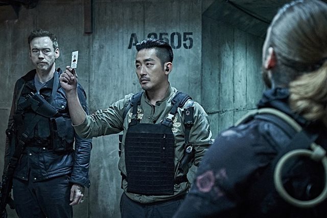 배우 하정우(중앙)는 영화 'PMC: 더 벙커'에서 글로벌 군사 기업 핵심팀의 캡틴 에이헵으로 변신했다. /'PMC: 더 벙커' 스틸