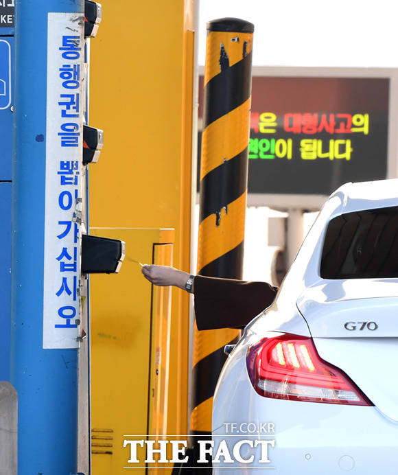 설 명절 연휴 첫날인 24일 오전 경기도 성남시 분당 서울톨게이트에서 귀성길에 오르는 차량들이 통행권을 발부받고 있다. /성남=임세준 기자