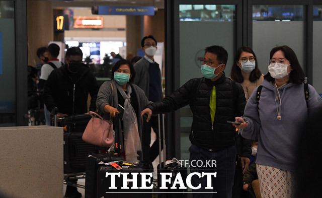 설날인 25일 오후 인천국제공항 제1터미널에 입국하는 관광객들이 '우한 폐렴'(신종 코로나바이러스)으로 인해 마스크를 끼고 입국하고 있다. /임세준 기자