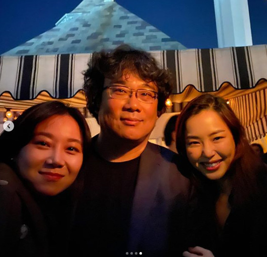 배우 공효진은 자신의 SNS에 영화 '기생충'의 주역들과 함께 찍은 사진을 올리며 축하를 전했다. /공효진 SNS 캡처