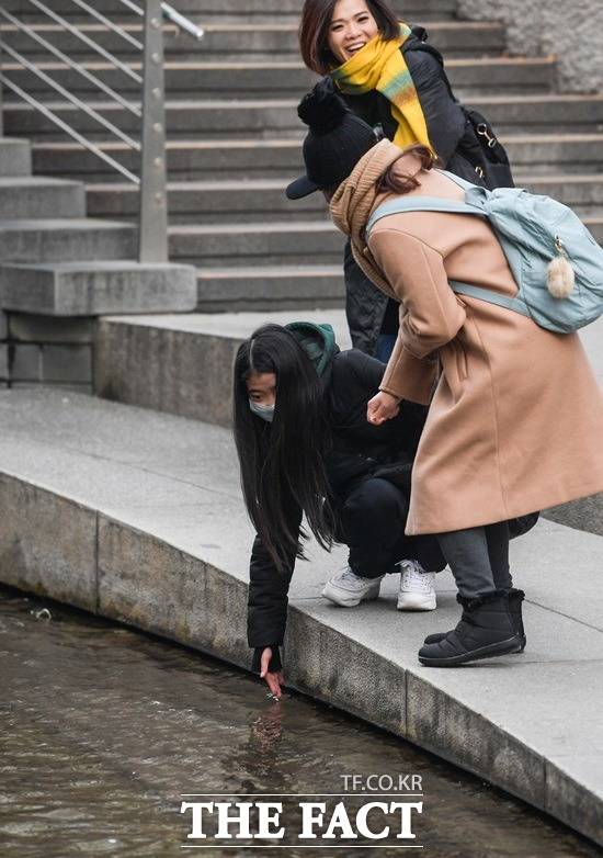 서울 낮 기온 12도, 봄기운 완연. 아침 기온은 어제보다 3~5도 가량 높겠고 낮 기온도 전국 대부분 지역이 10도 이상 오른다. /더팩트 DB