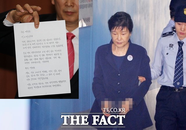 박근혜 전 대통령의 변호인인 유영하 변호사가 4일 서울 여의도 국회 정론관에서 박근혜 전 대통령의 옥중 서신을 낭독 기자회견을 끝내고 취재진들에게 서신을 공개하고 있다.(왼쪽 사진)/뉴시스.더팩트 DB