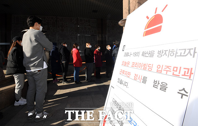 지난 10일 코로나19 집단감염이 발생한 서울 구로구 신도림동 코리아빌딩에 선별진료소가 마련된 가운데 빌딩 입주사 직원들이 검사를 받고 있는 모습. /임영무 기자