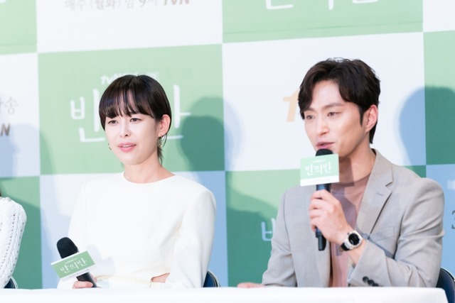 배우 이하나(왼쪽)와 김성규가 로맨스 드라마인 '반의반'에 출연한 소감을 밝혔다. /tvN 제공