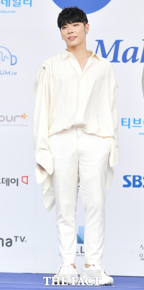 가수 휘성이 지난 1일 서울 송파구의 한 건물 화장실에서 쓰러진 채 발견됐다. 현장에는 수면마취제로 쓰이는 전문의약품이 있었다. 이후 그가 이 약물을 누군가와 거래하는 장면이 담긴 CCTV가 공개됐다. 사진은 지난 '2018 소리바다 베스트 케이뮤직 어워즈'에 참석한 휘성. /이덕인 기자