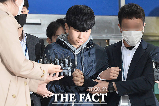 온라인 메신저 텔레그램을 이용해 미성년자를 포함한 여성들을 협박해 성 착취물을 제작하고 유포한 혐의를 받는 '박사방'의 공동 운영자 강훈이 17일 오전 서울 종로경찰서에서 서울중앙지방검찰청으로 호송되고 있다. /이새롬 기자