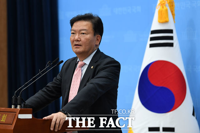 법원이 28일 민경욱 의원이 인천시 연수구선거관리위원장을 상대로 제기한 투표함 등 증거 보전신청 사건에서 일부를 채택해 인용했다. 사진은 민 의원이 지난 22일 오전 서울 여의도 국회 소통관에서 열린 4.15 총선 부정선거 의혹 관련 기자회견을 열고 있는 모습. /남윤호 기자