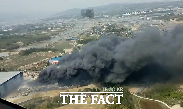 29일 오후 1시 32분께 경기도 이천시 모가면 소고리 물류창고 공사 현장에서 화재가 발생, 소방당국이 화재 진압을 하고 있다. /이천=뉴시스 