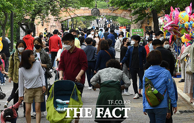 어린이날인 5일 오후 서울 광진구 어린이대공원을 찾은 사람들이 즐거운 시간을 보내고 있다. /이동률 기자