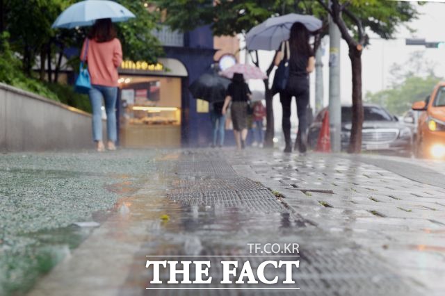 3일 새벽 경기 서해안과 충남, 전라도를 시작으로 시간당 10mm 내외의 강한 비가 내리겠다. /더팩트 DB