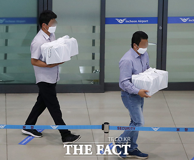 히말라야 안나푸르나에서 눈사태로 실종됐던 교사 4명의 유해가 23일 인천국제공항 제1터미널을 통해 운구되고 있다. /뉴시스