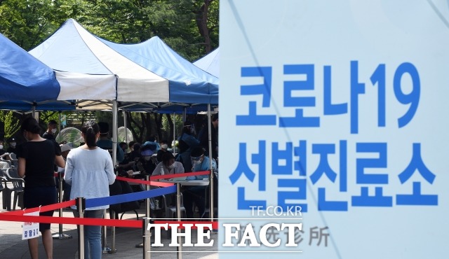 6월 6일 0시 기준 코로나19 신규확진자는 51명으로 늘었다. 지난달 감소세를 보여온 확진자 규모는 8일 만에 50명대로 돌아섰다. 지난달 31일 오전 서울 영등포구 자매근린공원에 마련된 워킹스루 방식 선별진료소에서 시민들이 검사를 받기위해 줄 서 있는 모습. /이동률 기자