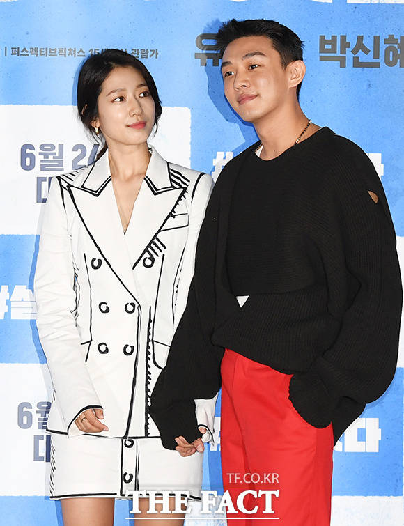 배우 박신혜(왼쪽)와 유아인이 지난 15일 오후 서울 광진구 롯데시네마 건대입구점에서 열린 영화 '#살아있다' 언론시사회에 참석해 포토타임을 갖고 있다. /배정한 기자