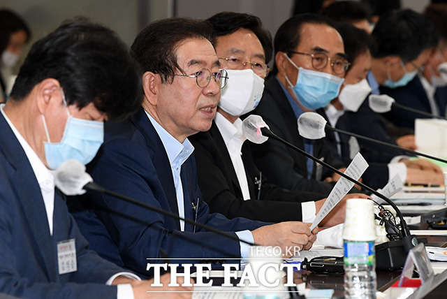 박원순 서울시장이 1일 오전 서울 여의도 중소기업중앙회에서 열린 '경제활력 회복을 위한 서울특별시장과의 대화'에서 인사말을 하고 있다./임영무 기자