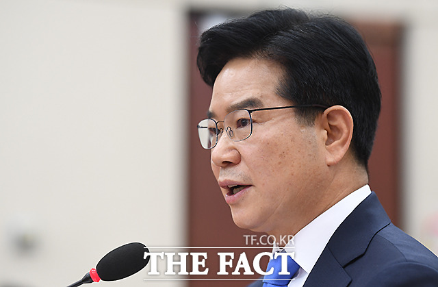 김창룡 경찰청장 후보자가 20일 오후 서울 여의도 국회에서 열린 경찰청장 후보자에 대한 행정안전위원회 인사청문회에 출석해 의원들의 질의에 답변하고 있다./이새롬 기자