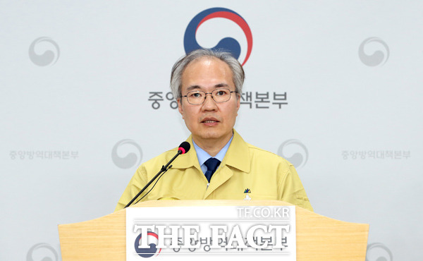 전광훈 목사가 담임목사인 서울 성북구 '사랑제일교회'에서 신종 코로나바이러스 감염증(코로나19) 확진자 5명이 발생했다. 사진은 4월28일 권준욱 중앙방역대책본부 부본부장이 충북 청주 질병관리본부에서 정례브리핑 통해 국내발생현황을 발표하는 모습. /뉴시스