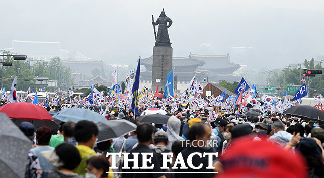 전광훈 목사가 이끄는 사랑제일교회와 보수단체가 참석한 '8.15 광화문 국민대회'가 15일 오후 서울 광화문광장에서 열린 가운데 집회 참가자들이 광화문 사거리를 가득 메우고 있다./임영무 기자