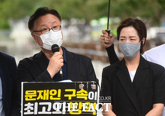 815 비대위 및 사랑제일교회 변호인단이 28일 오전 서울 종로구 광화문 광장에서 기자회견을 갖고 정부를 규탄하는 발언을 이어가고 있다. /이동률 기자