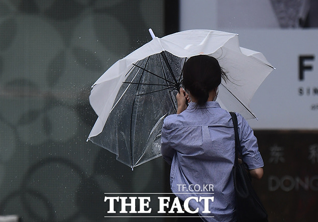 기상청에 따르면 오늘(6일) 태풍 '하이선'의 간접 영향권에 들어 전국에 비가 내리겠다. /이동률 기자