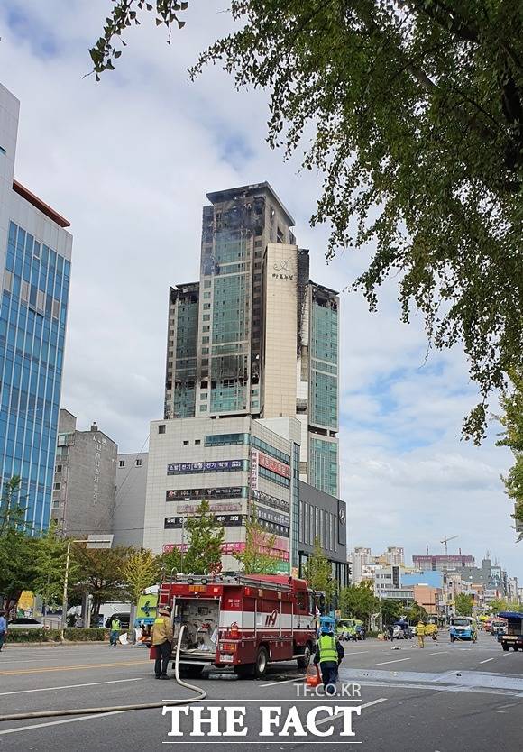 9일 울산소방본부는 이날 오후 2시50분을 기점으로 울산 남구 달동 주상복합아파트 삼환아르누보에서 발생한 화재가 완진됐다고 밝혔다. 사진은 소방대원들이 화재 진압 후 전면 통제했던 현대해상사거리~공업탑방향 도로를 정리하는 모습. /독자 제공