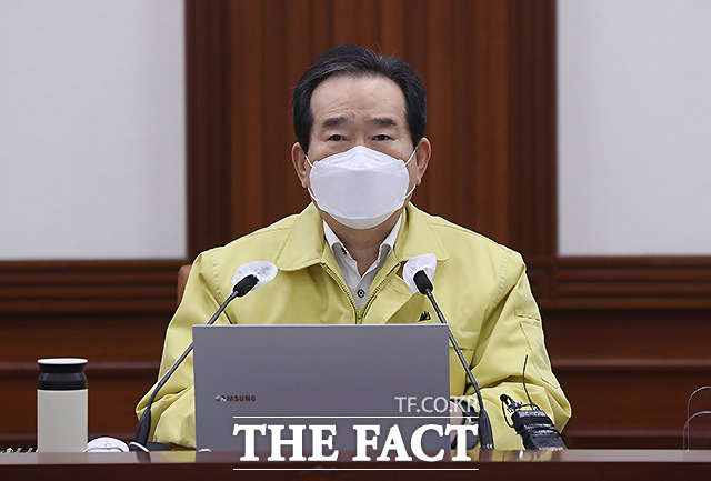 “현행 거리두기 2주 연장…헬스장·카페·종교시설 운영은 완화”