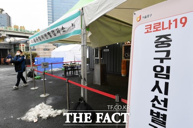서울 한양대병원에서 발생한 신종 코로나바이러스 감염증(코로나19) 집단감염 규모가 52명까지 불어났다. 서울역 노숙인 시설 관련 확진자도 추가돼 64명으로 늘었다. /남용희 기자