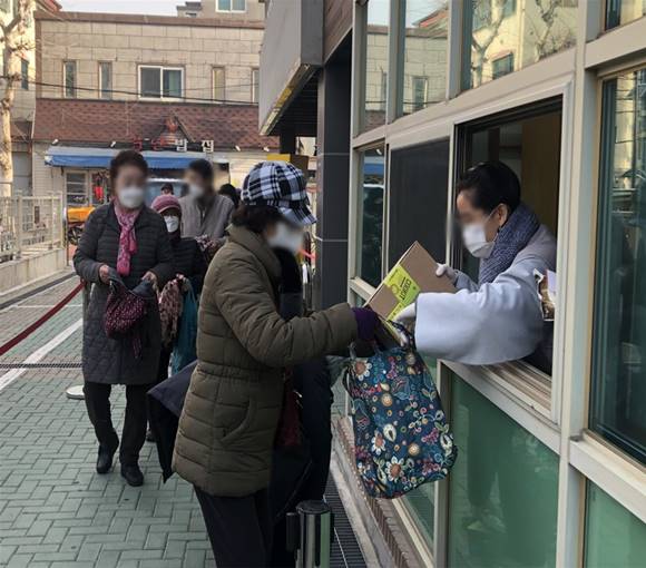 서울시가 노인 등 취약계층을 위해 요리키트를 전달하는 모습이다. /서울시 제공