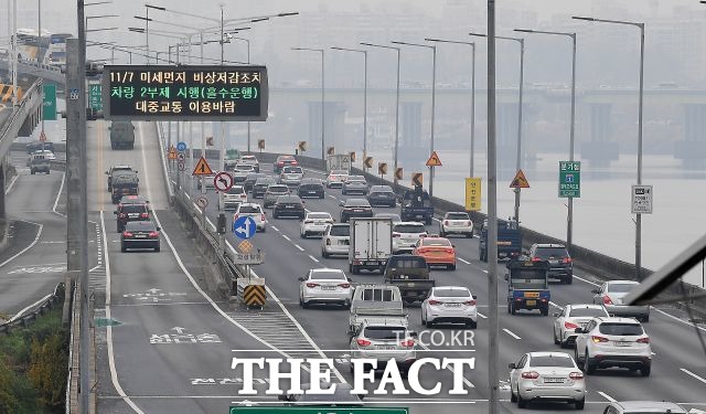 서울에서 미세먼지 계절관리제가 운영된 최근 2달 동안 5등급 차량 단속 건수가 1년 전보다 88% 감소한 것으로 나타났다. /임세준 기자