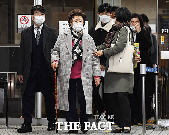 일본군 위안부 피해자 이용수 할머니는 문재인 대통령에게 위안부 문제를 국제사법재판소(ICJ)에 회부해달라고 16일 요청했다./배정한 기자 